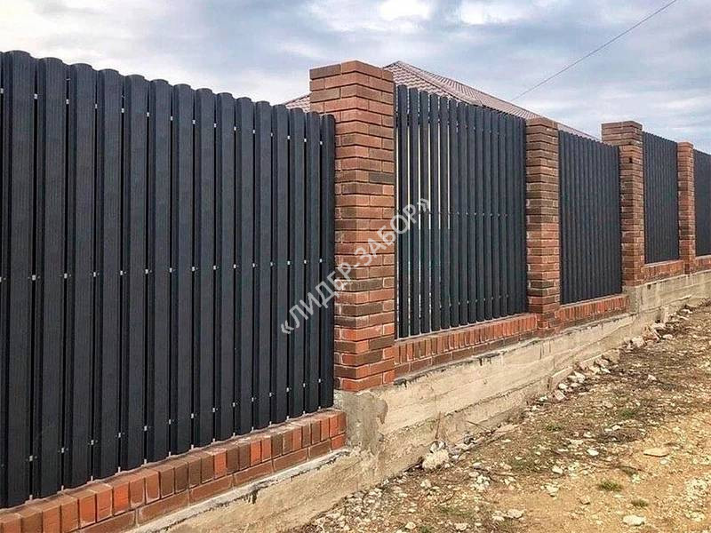 Купить Евроштакетник на кирпичных столбах черного цвета