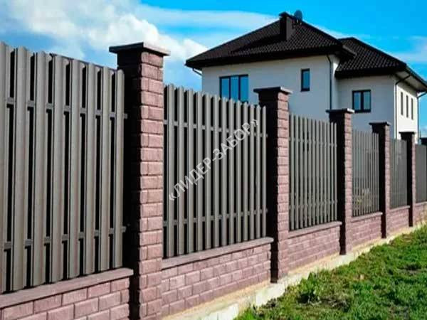 Купить Металлоштакетник с кирпичными опорами серый