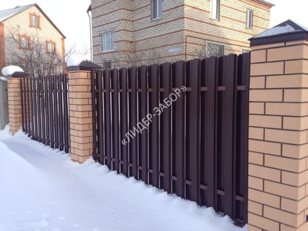 Купить Евроштакетник с кирпичными столбами коричневый забор